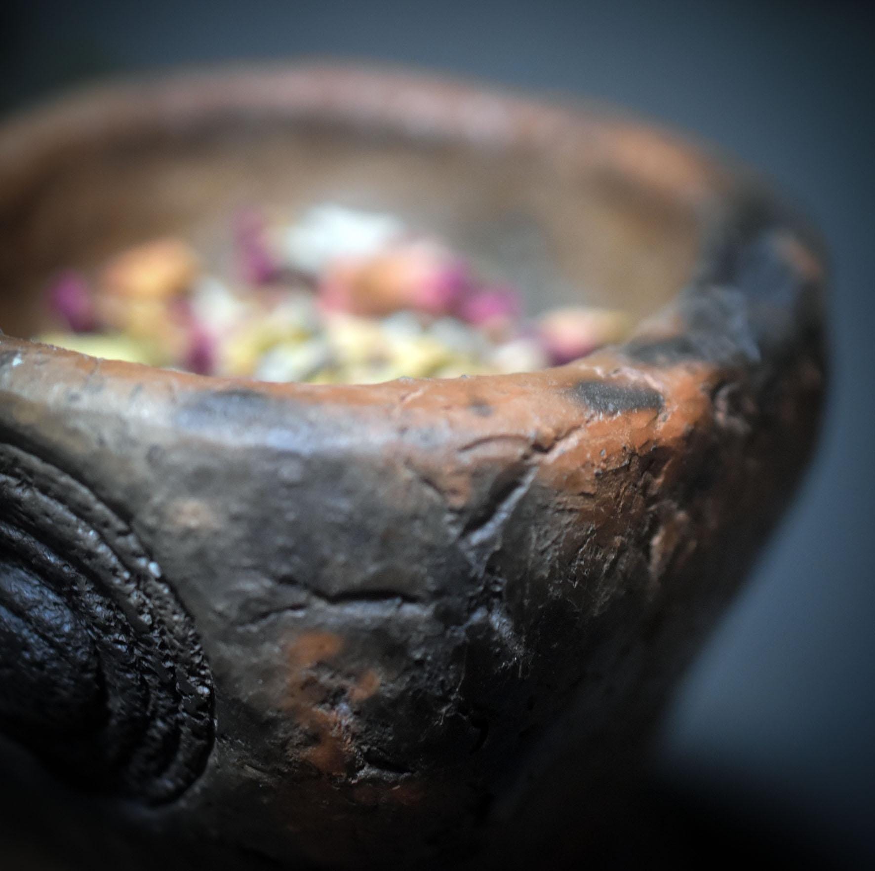 Wicca Räucherkelch mit Spirale – Handgefertigt im Rauchbrand, Ritualgefäß aus Ton - Art.Nr.: RÄG057