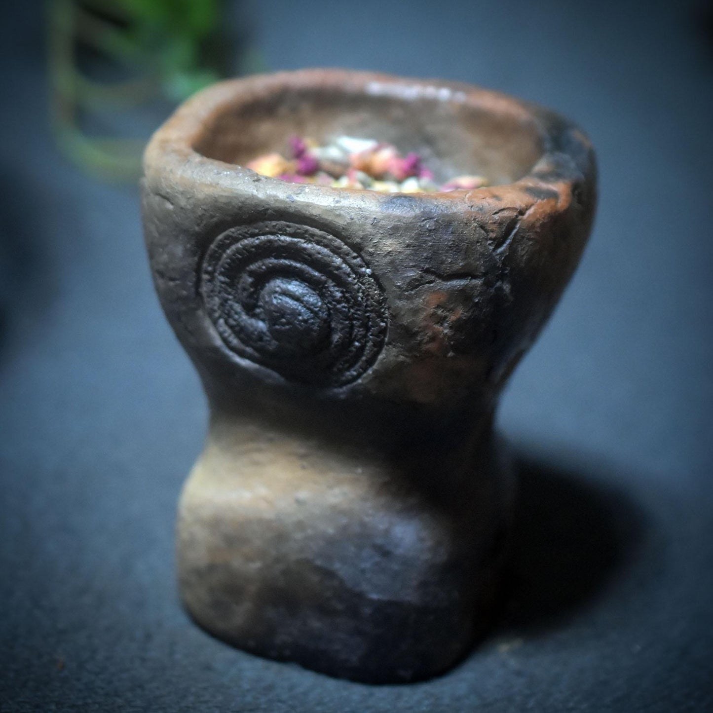 Wicca Räucherkelch mit Spirale – Handgefertigt im Rauchbrand, Ritualgefäß aus Ton - Art.Nr.: RÄG057