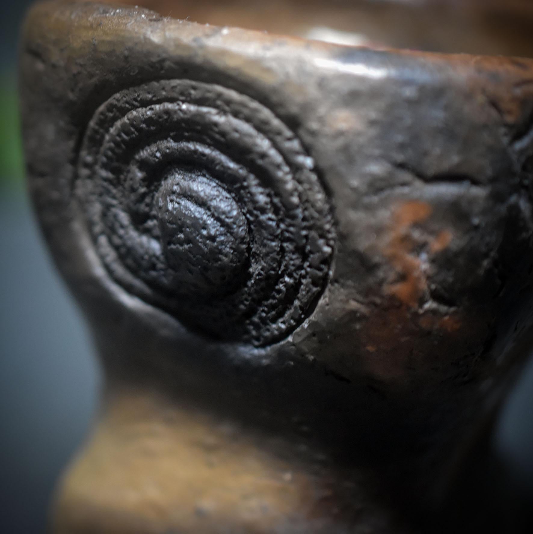 Wicca Räucherkelch mit Spirale – Handgefertigt im Rauchbrand, Ritualgefäß aus Ton - Art.Nr.: RÄG057