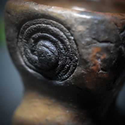 Wicca Räucherkelch mit Spirale – Handgefertigt im Rauchbrand, Ritualgefäß aus Ton - Art.Nr.: RÄG057
