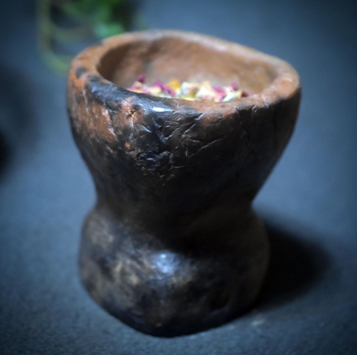 Wicca Räucherkelch mit Spirale – Handgefertigt im Rauchbrand, Ritualgefäß aus Ton - Art.Nr.: RÄG057