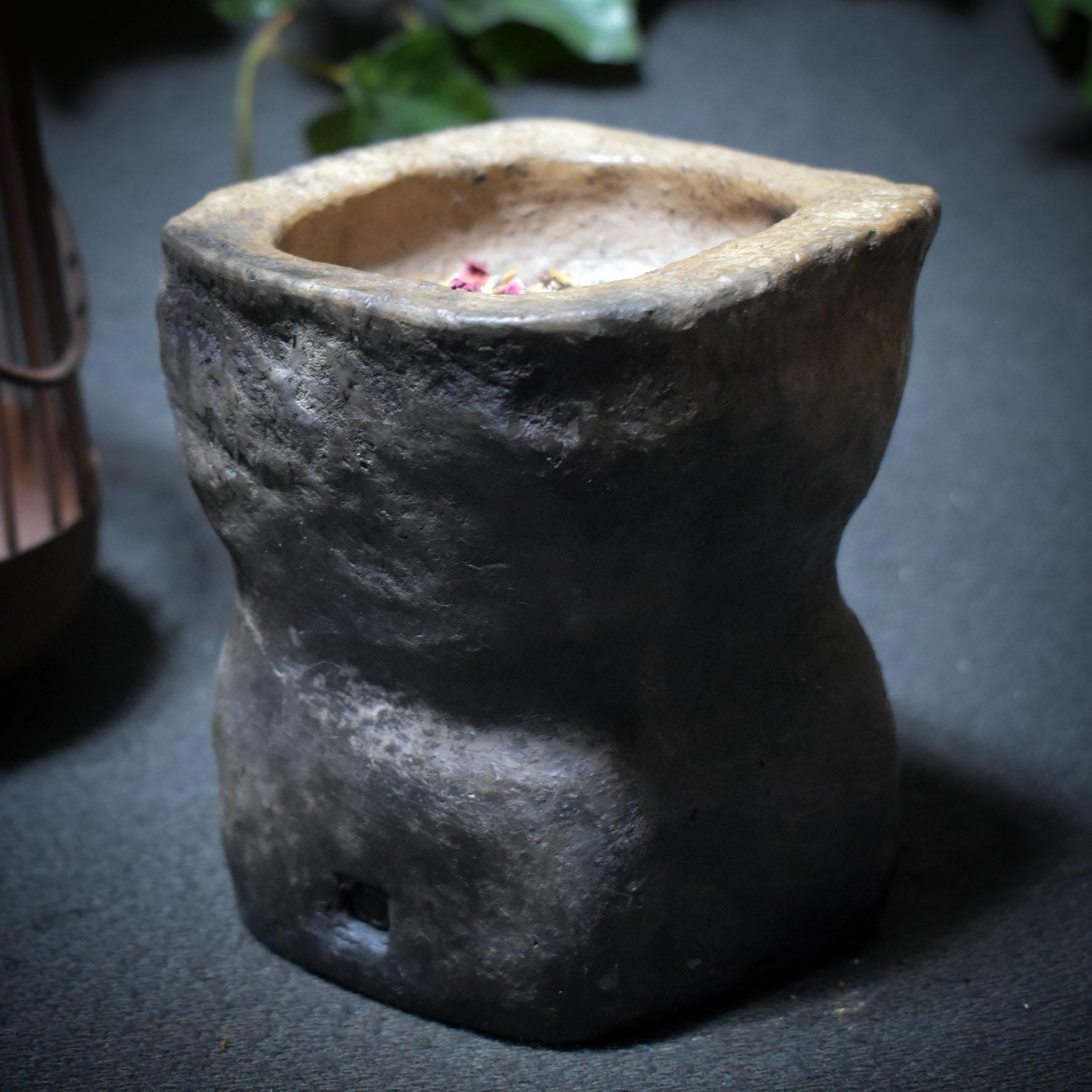 Räucherkelch mit keltischem Knoten – Handgefertigt im Rauchbrand aus Ton - Art.Nr.: RÄG058