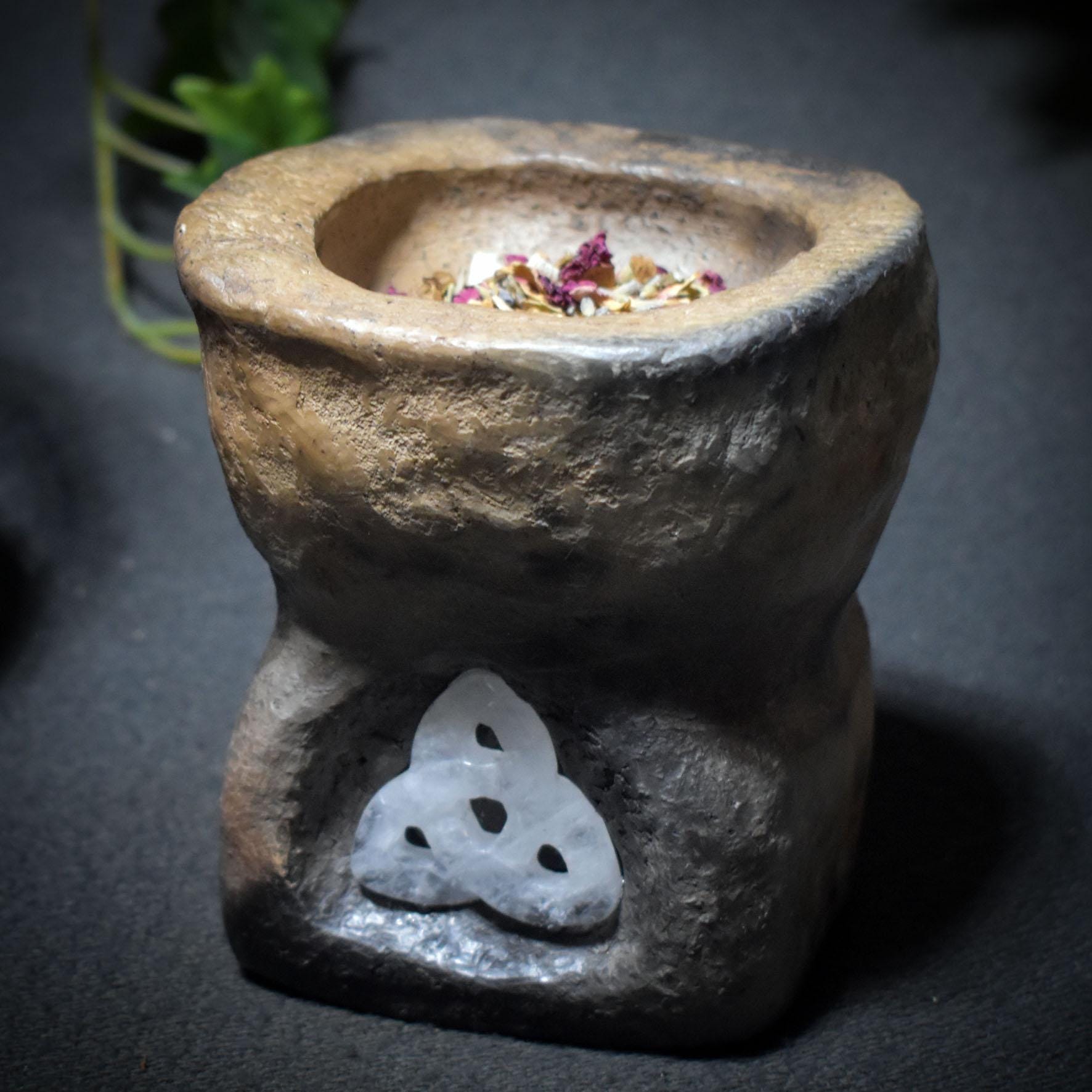 Räucherkelch mit keltischem Knoten – Handgefertigt im Rauchbrand aus Ton - Art.Nr.: RÄG058