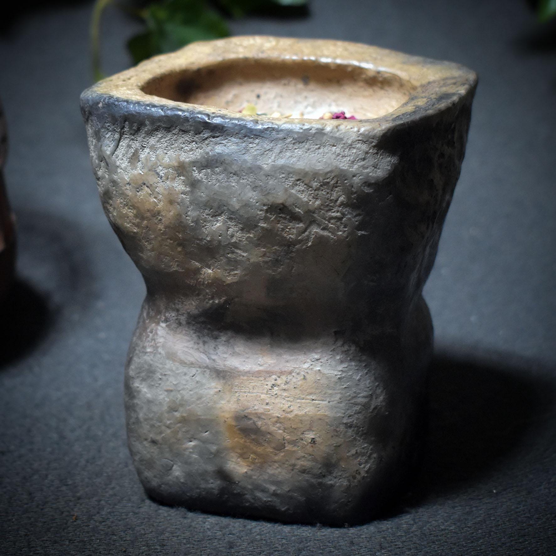 Räucherkelch mit keltischem Knoten – Handgefertigt im Rauchbrand aus Ton - Art.Nr.: RÄG058