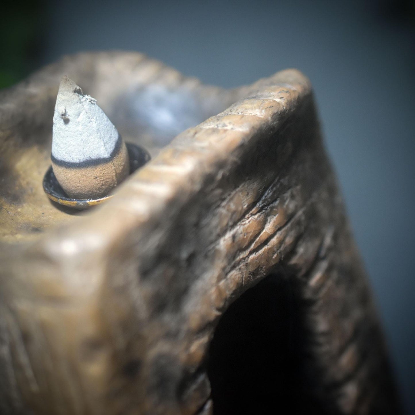 Rückfluss Räucherkegelhalter – Rauchbrand-Turm mit Wicca Blessing Symbol, Eichel & Ilex - Art.Nr.: RÄH037