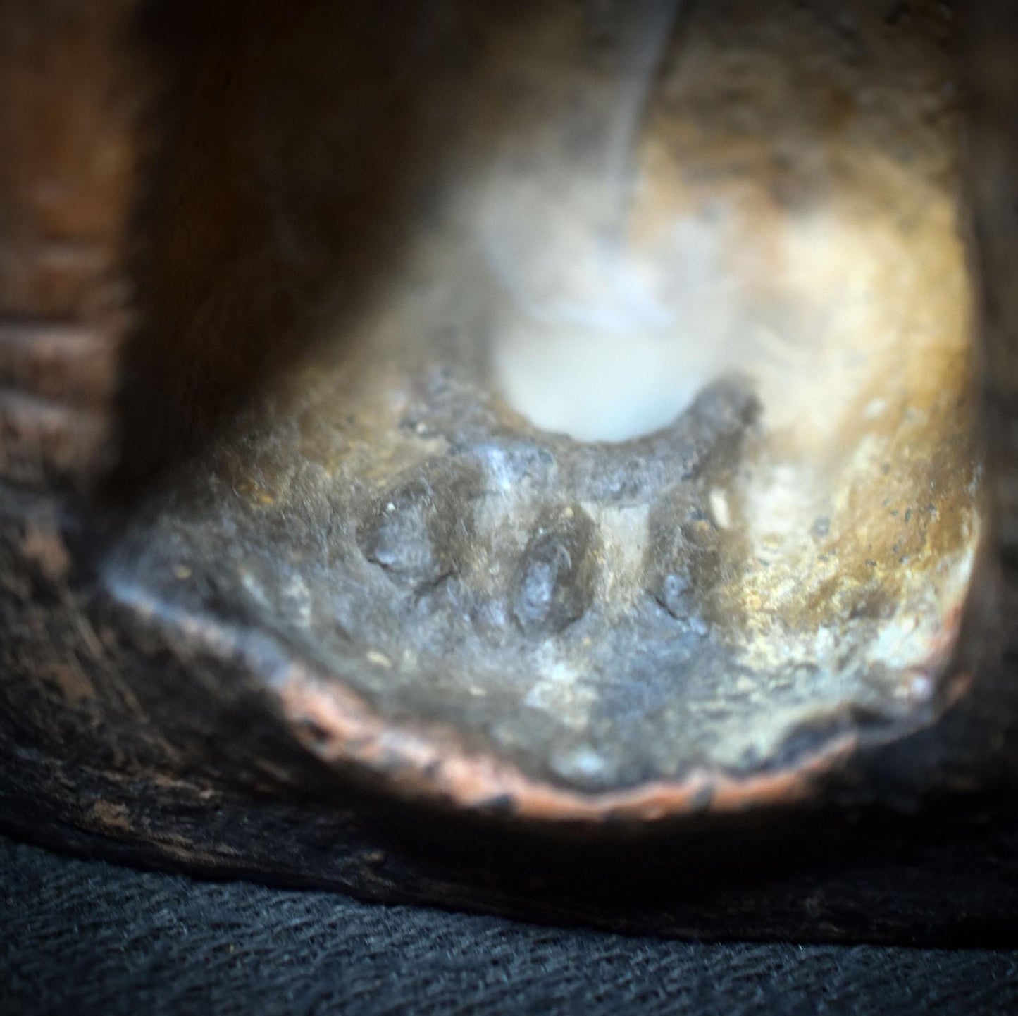 Rückfluss Räucherkegelhalter – Rauchbrand-Turm mit Wicca Blessing Symbol, Eichel & Ilex - Art.Nr.: RÄH037