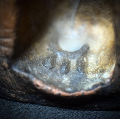 Rückfluss Räucherkegelhalter – Rauchbrand-Turm mit Wicca Blessing Symbol, Eichel & Ilex - Art.Nr.: RÄH037