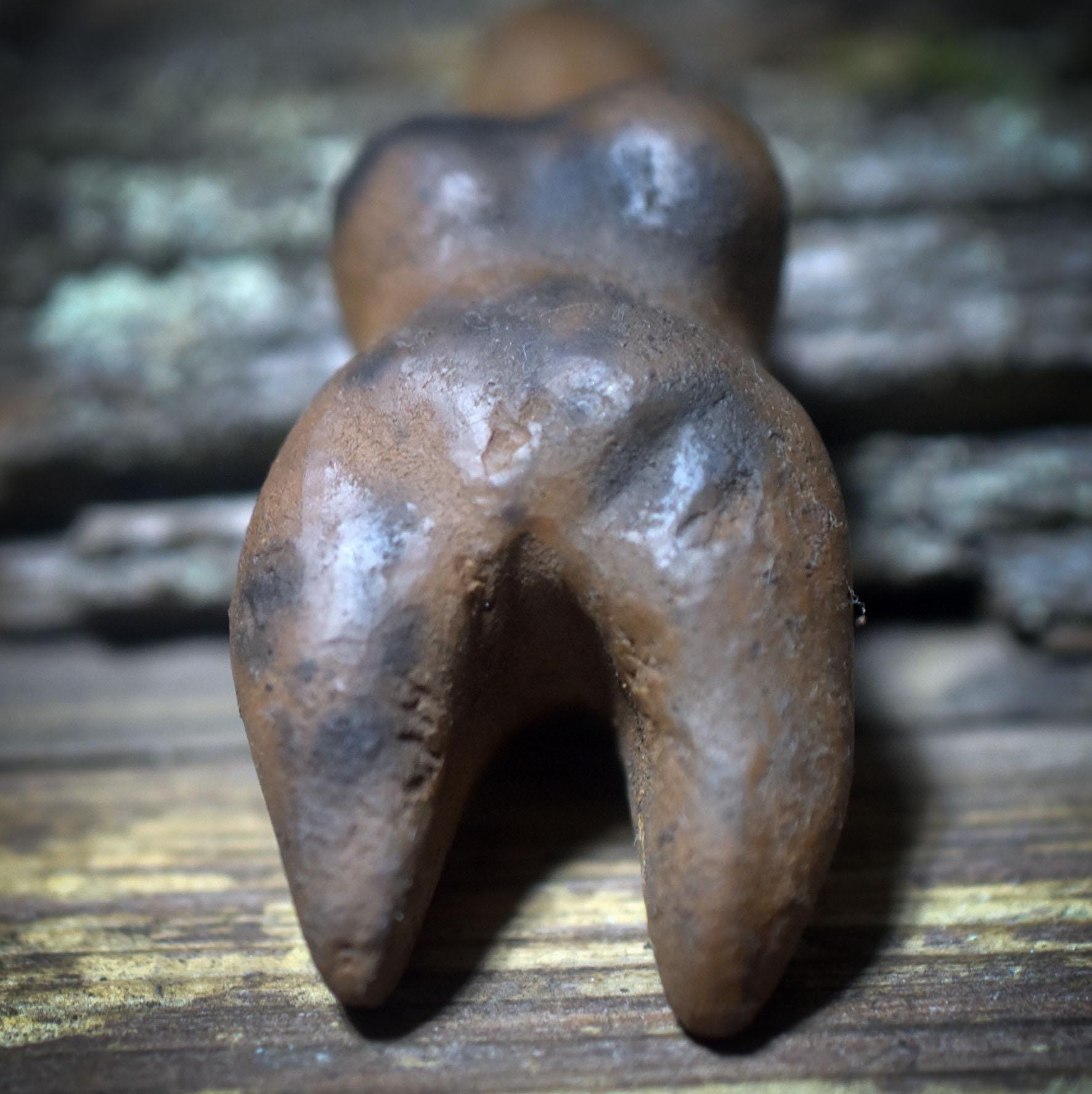 Taschengöttin – archaische Begleiterin aus Ton, handgefertigt in traditioneller Rauchbrandkunst