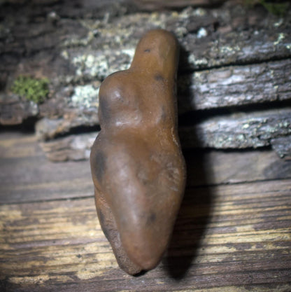 Taschengöttin – archaische Begleiterin aus Ton, handgefertigt in traditioneller Rauchbrandkunst - Art.Nr.: TAS008