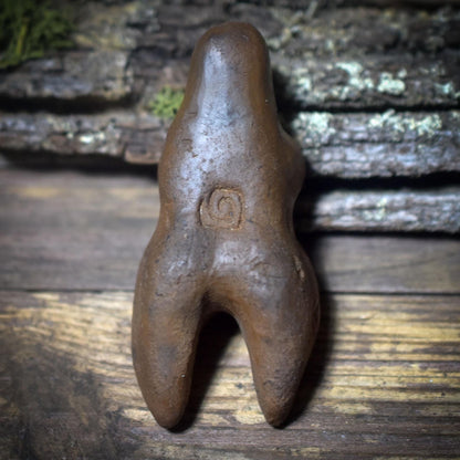 Taschengöttin – archaische Begleiterin aus Ton, handgefertigt in traditioneller Rauchbrandkunst - Art.Nr.: TAS008