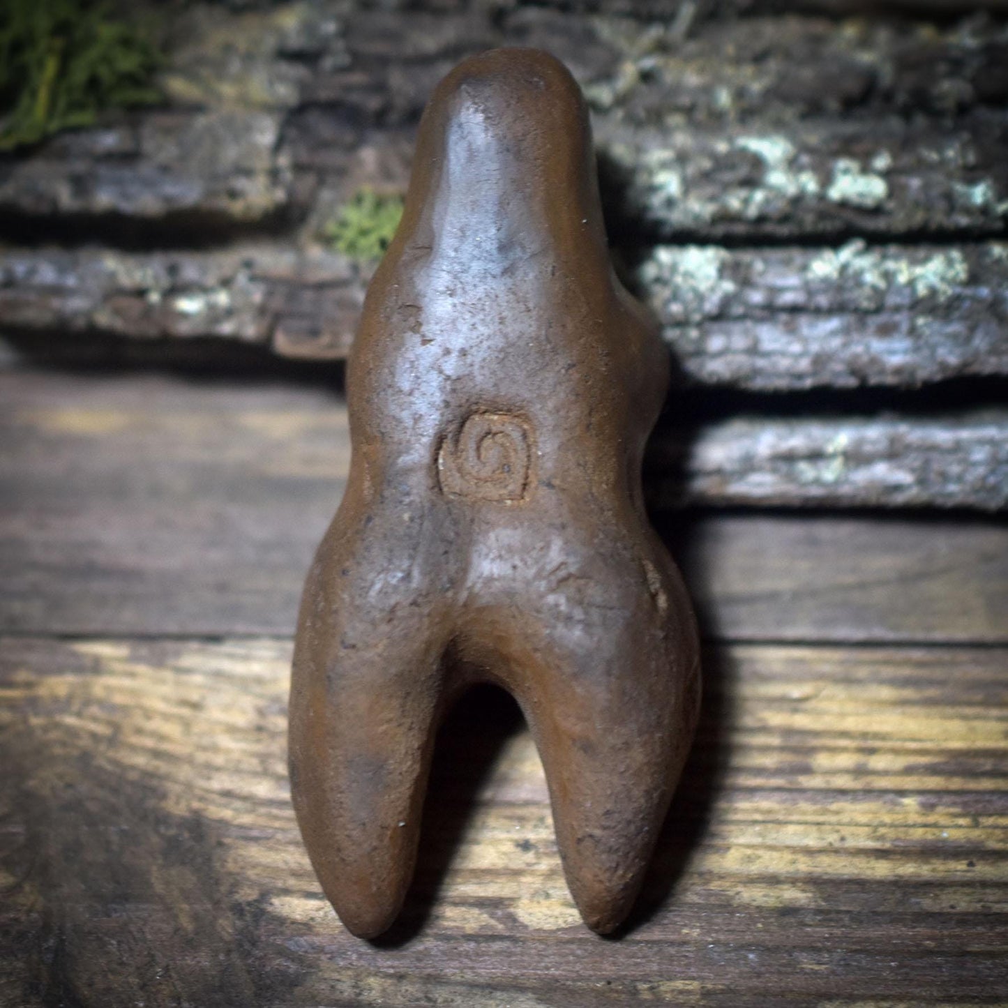 Taschengöttin – archaische Begleiterin aus Ton, handgefertigt in traditioneller Rauchbrandkunst