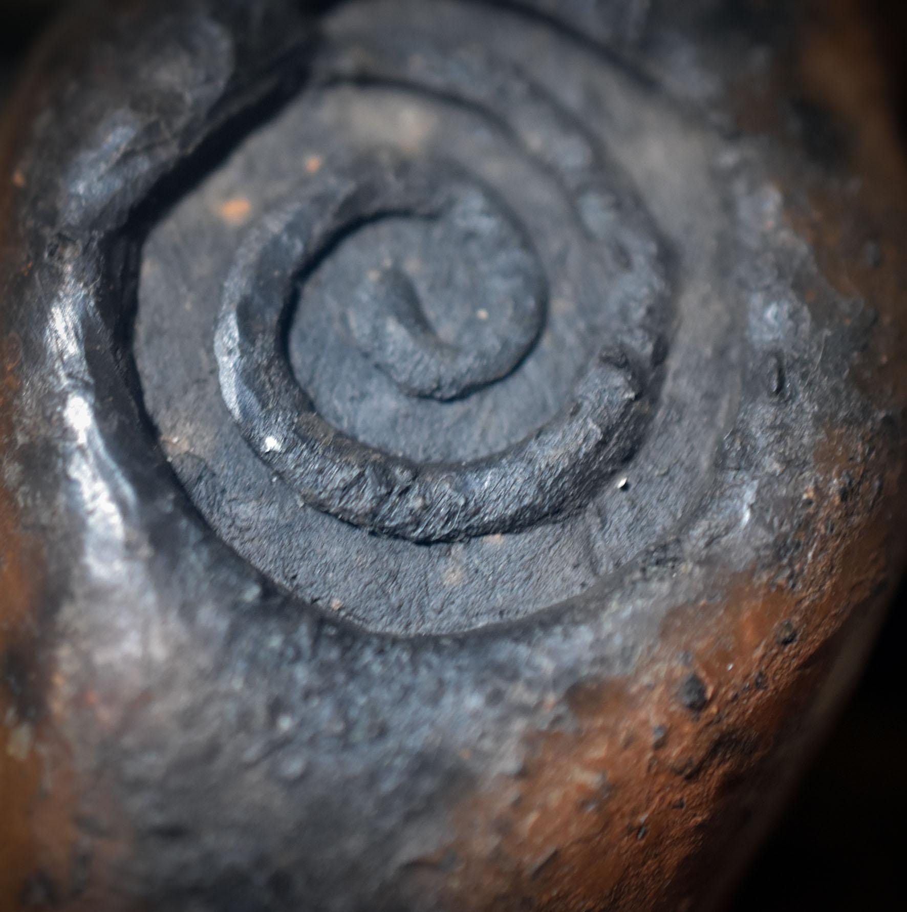 Taschengöttin mit Spirale – archaische Begleiterin aus Ton, handgefertigt im Rauchbrand - Art.Nr.: TAS009