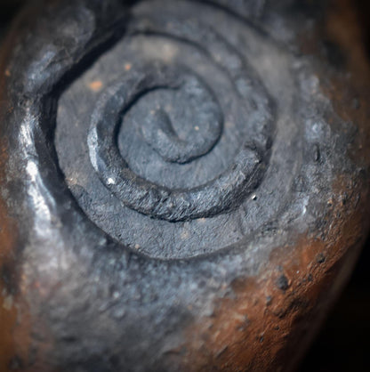 Taschengöttin mit Spirale – archaische Begleiterin aus Ton, handgefertigt im Rauchbrand - Art.Nr.: TAS009