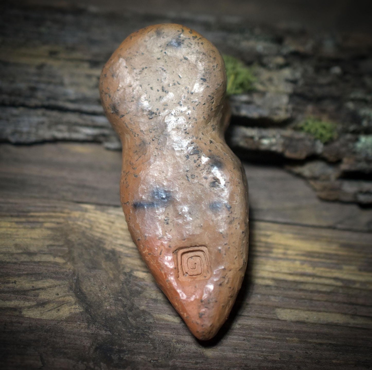 Taschengöttin mit Spirale – archaische Begleiterin aus Ton, handgefertigt im Rauchbrand - Art.Nr.: TAS009