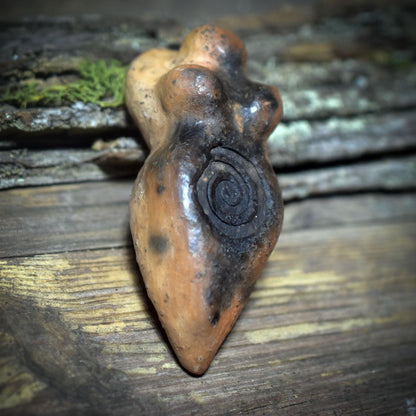Taschengöttin mit Spirale – archaische Begleiterin aus Ton, handgefertigt im Rauchbrand - Art.Nr.: TAS009