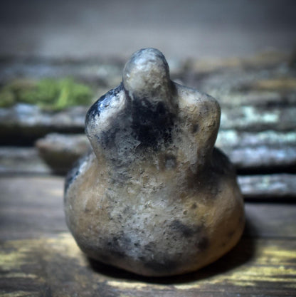 Taschengöttin – archaische sitzende Göttin, neolithisch inspiriert, handgefertigt im traditionellen Rauchbrand - Art.Nr.: TAS010