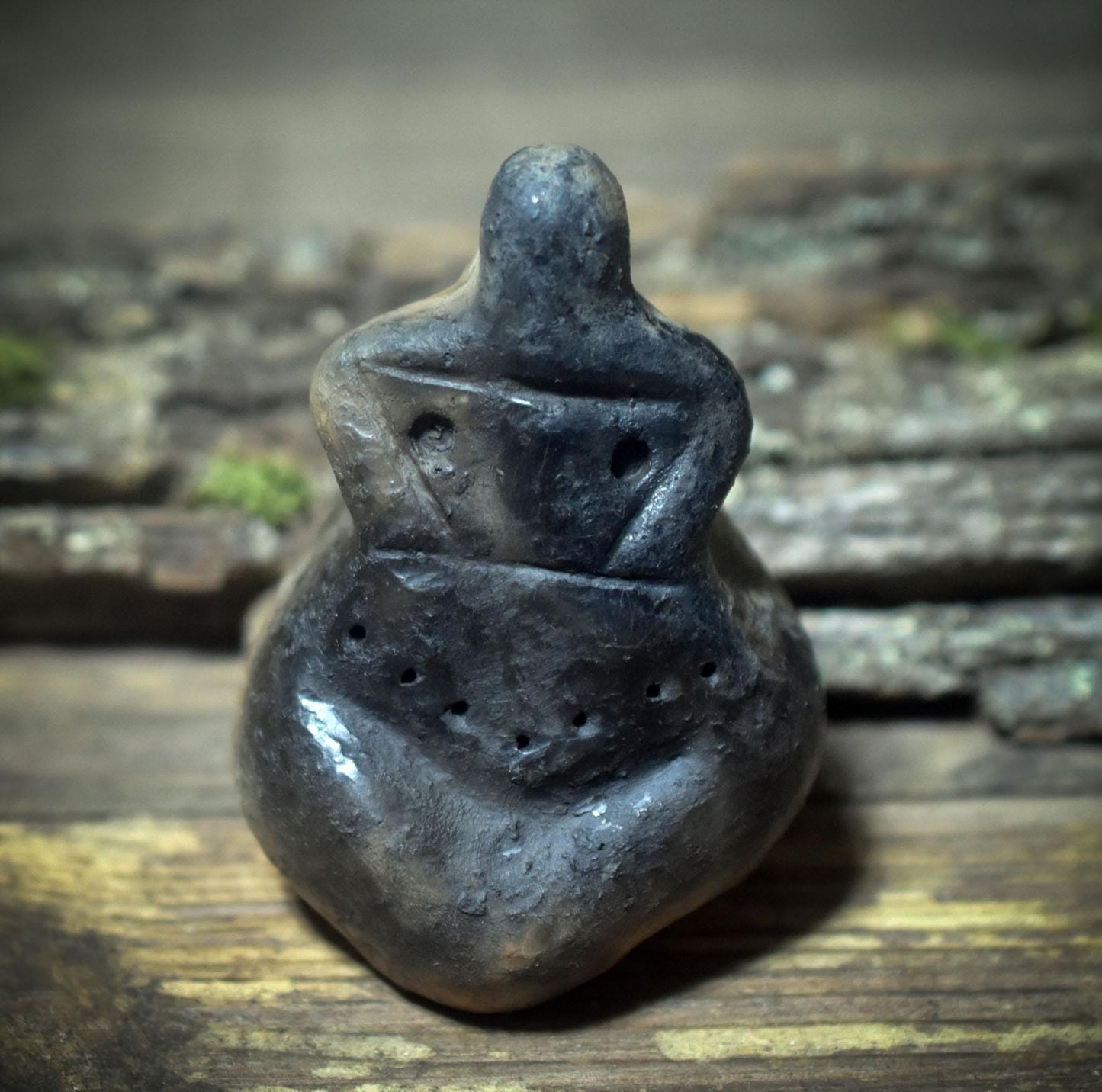 Taschengöttin – archaische sitzende Göttin, neolithisch inspiriert, handgefertigt im traditionellen Rauchbrand - Art.Nr.: TAS010