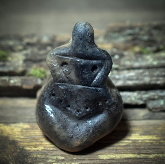 Taschengöttin – archaische sitzende Göttin, neolithisch inspiriert, handgefertigt im traditionellen Rauchbrand - Art.Nr.: TAS010