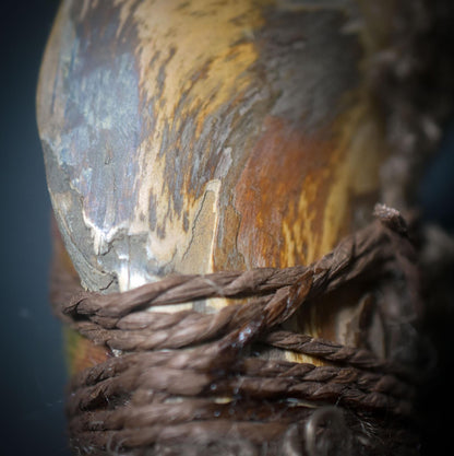 Spirit Doll – Trauerpuppe oder Altarpuppe, gepucktes Baby auf Wurzelholz, traditionelle Rauchbrandkunst - Art.Nr.: SDO015