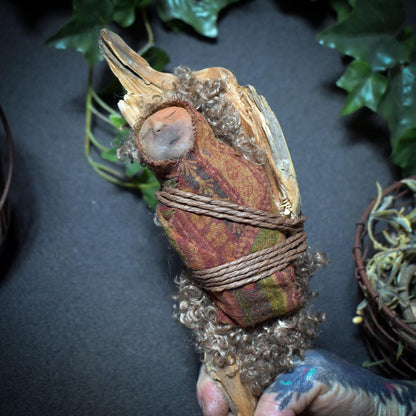 Spirit Doll – Trauerpuppe oder Altarpuppe, gepucktes Baby auf Wurzelholz, traditionelle Rauchbrandkunst - Art.Nr.: SDO015