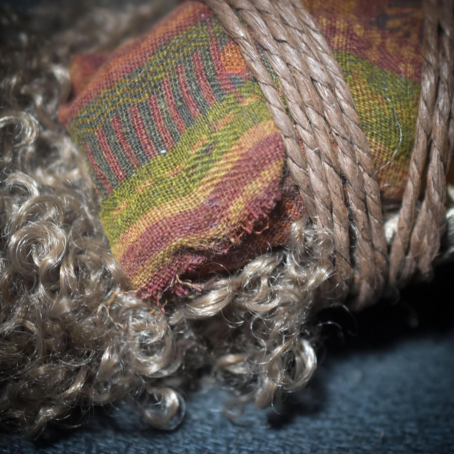 Spirit Doll – Trauerpuppe oder Altarpuppe, gepucktes Baby auf Wurzelholz, traditionelle Rauchbrandkunst - Art.Nr.: SDO015