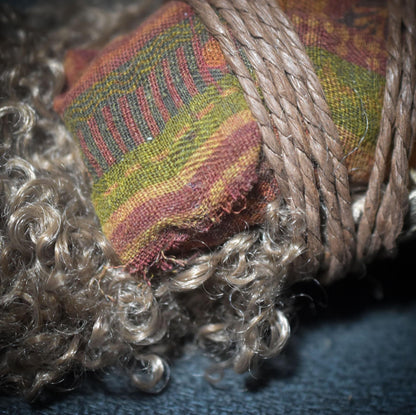 Spirit Doll – Trauerpuppe oder Altarpuppe, gepucktes Baby auf Wurzelholz, traditionelle Rauchbrandkunst - Art.Nr.: SDO015