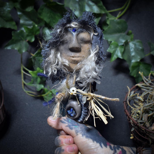 Hüterin des Neubeginns – Spirit Doll aus traditionell gebranntem Ton, Birkenrinde, Wolle & Salbei - Art.Nr.: SDO015
