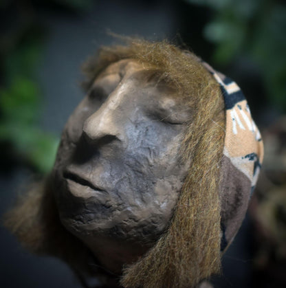 Spirit Doll „Die alte Klangwanderin“ – Altarpuppe mit Tonkopf, Wolle, Federn und Glöckchen