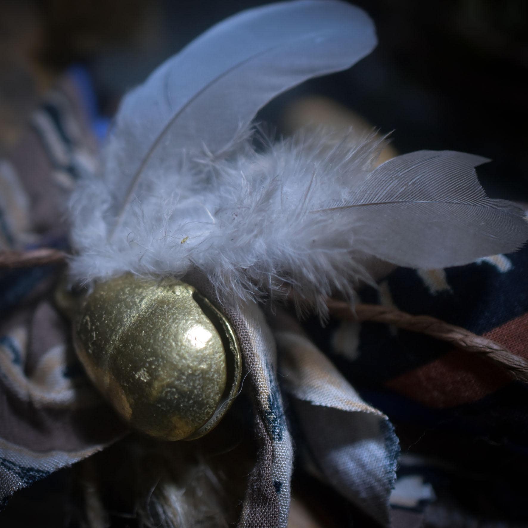 Spirit Doll „Die alte Klangwanderin“ – Altarpuppe mit Tonkopf, Wolle, Federn und Glöckchen