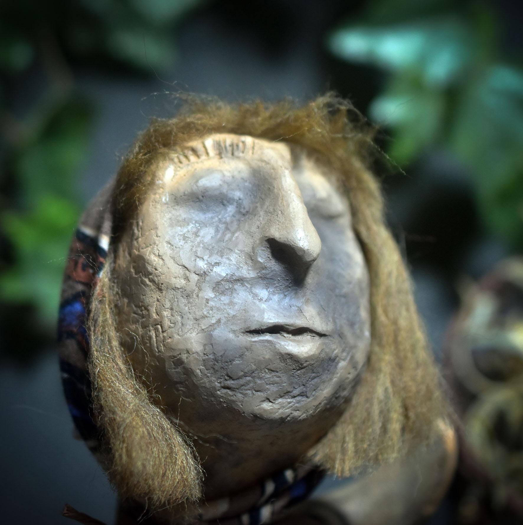 Spirit Doll „Die alte Klangwanderin“ – Altarpuppe mit Tonkopf, Wolle, Federn und Glöckchen - Art.Nr.: SDO017