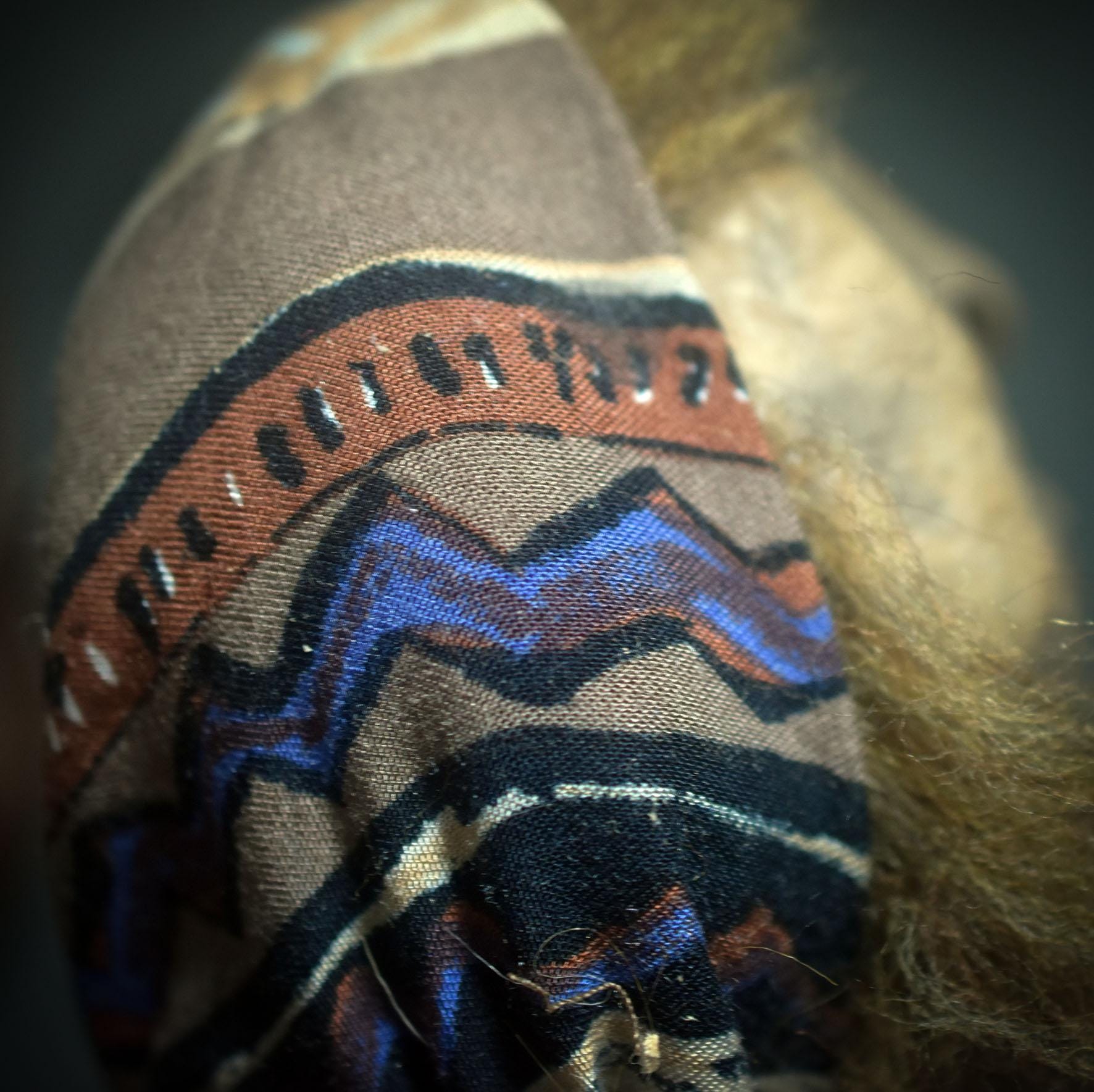 Spirit Doll „Die alte Klangwanderin“ – Altarpuppe mit Tonkopf, Wolle, Federn und Glöckchen