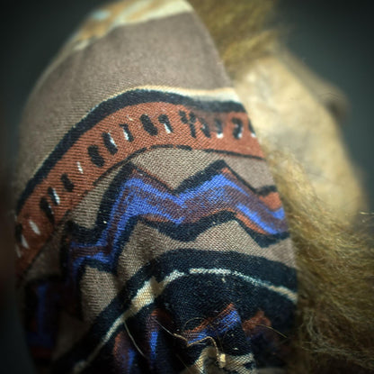 Spirit Doll „Die alte Klangwanderin“ – Altarpuppe mit Tonkopf, Wolle, Federn und Glöckchen