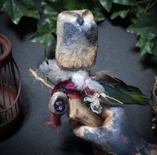 Ritualstab „Intuition“ – archaische Eule mit Amethyst, Wolle und Kupfer