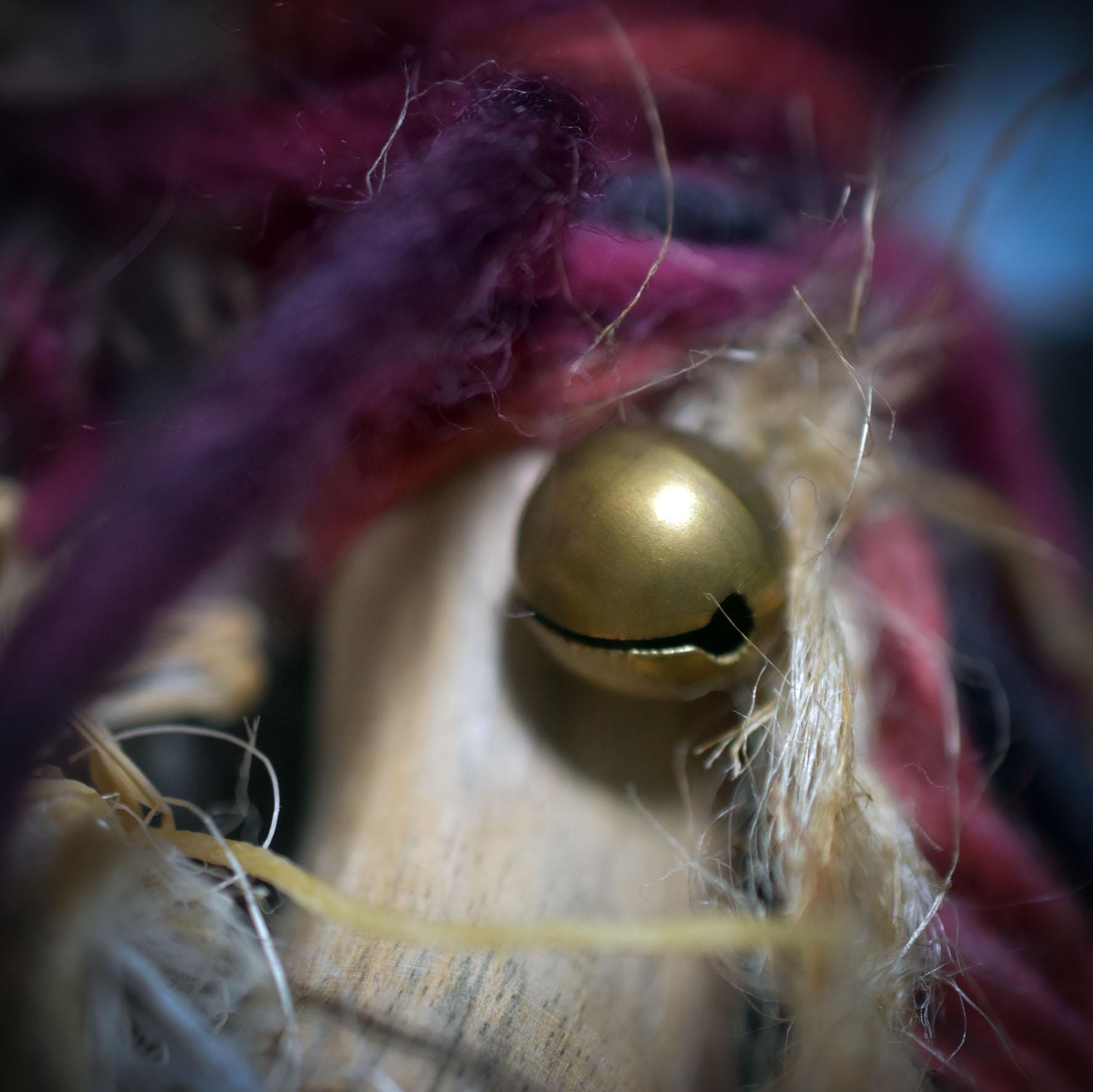 Ritualstab „Intuition“ – archaische Eule mit Amethyst, Wolle und Kupfer