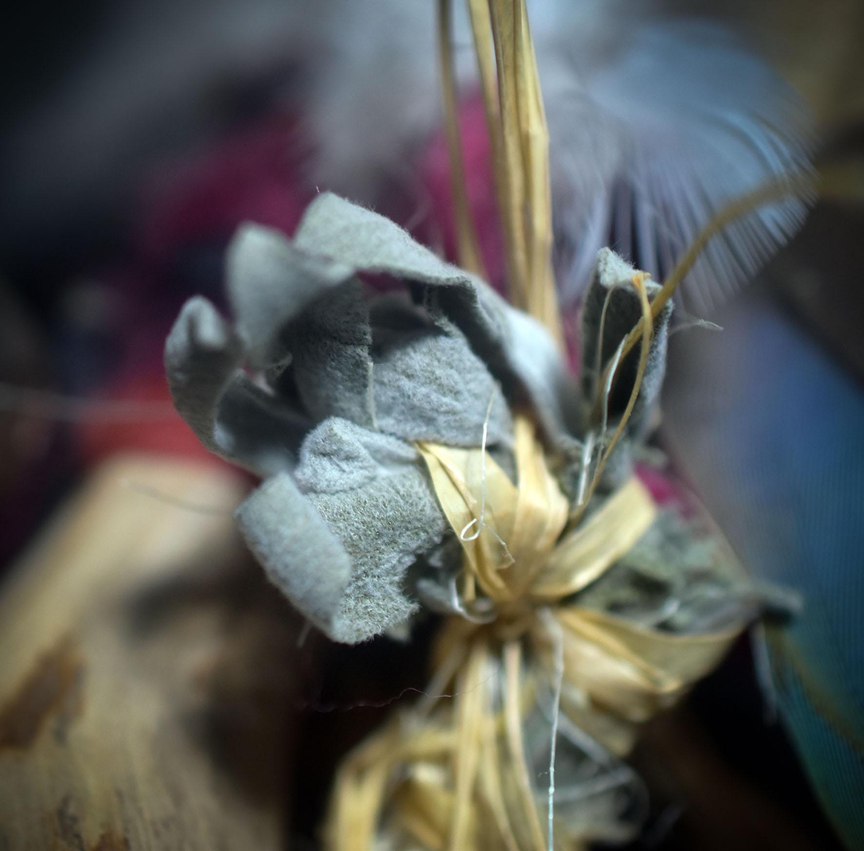 Ritualstab „Intuition“ – archaische Eule mit Amethyst, Wolle und Kupfer