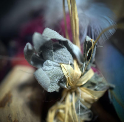 Ritualstab „Intuition“ – archaische Eule mit Amethyst, Wolle und Kupfer