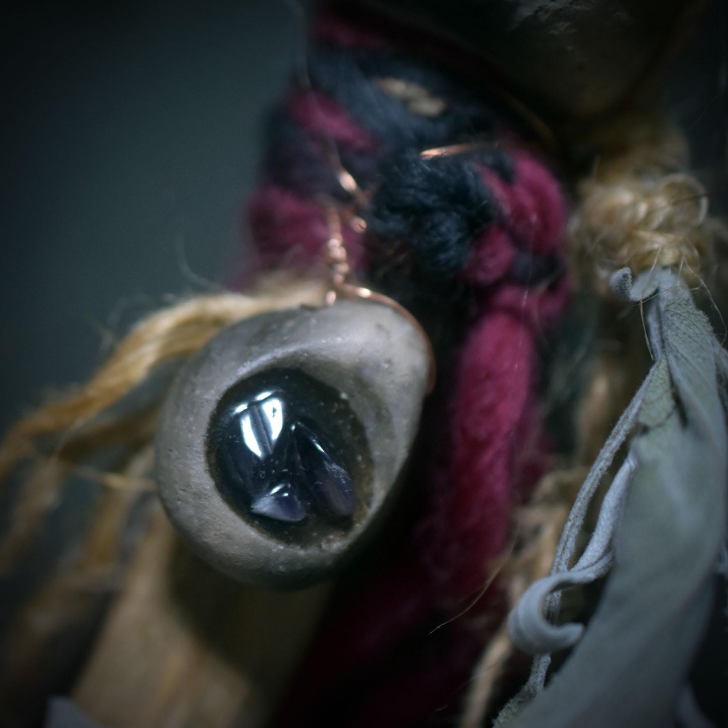 Ritualstab „Intuition“ – Halbmond aus Ton mit Amethysten, Kupfer und Wolle