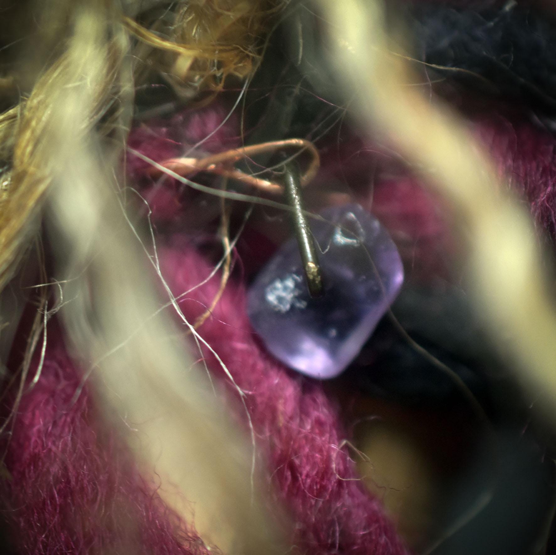 Ritualstab „Intuition“ – Halbmond aus Ton mit Amethysten, Kupfer und Wolle