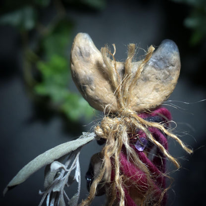 Ritualstab „Intuition“ – Halbmond aus Ton mit Amethysten, Kupfer und Wolle - Art.Nr.: RST034