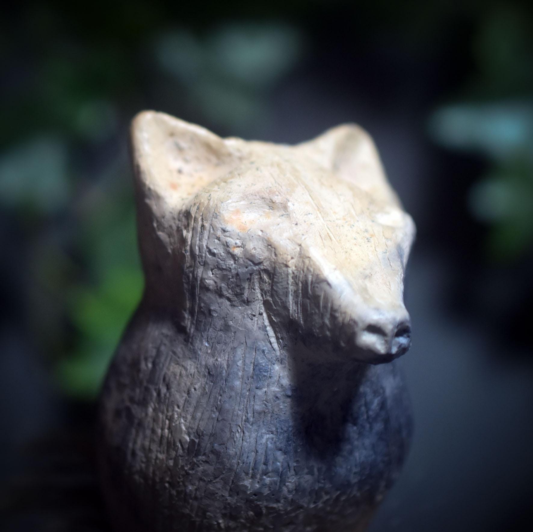 Ritualstab „Schutz“ – Wolfskopf aus Ton mit Obsidian, Hagstone und Jute - Art.Nr.: RST036