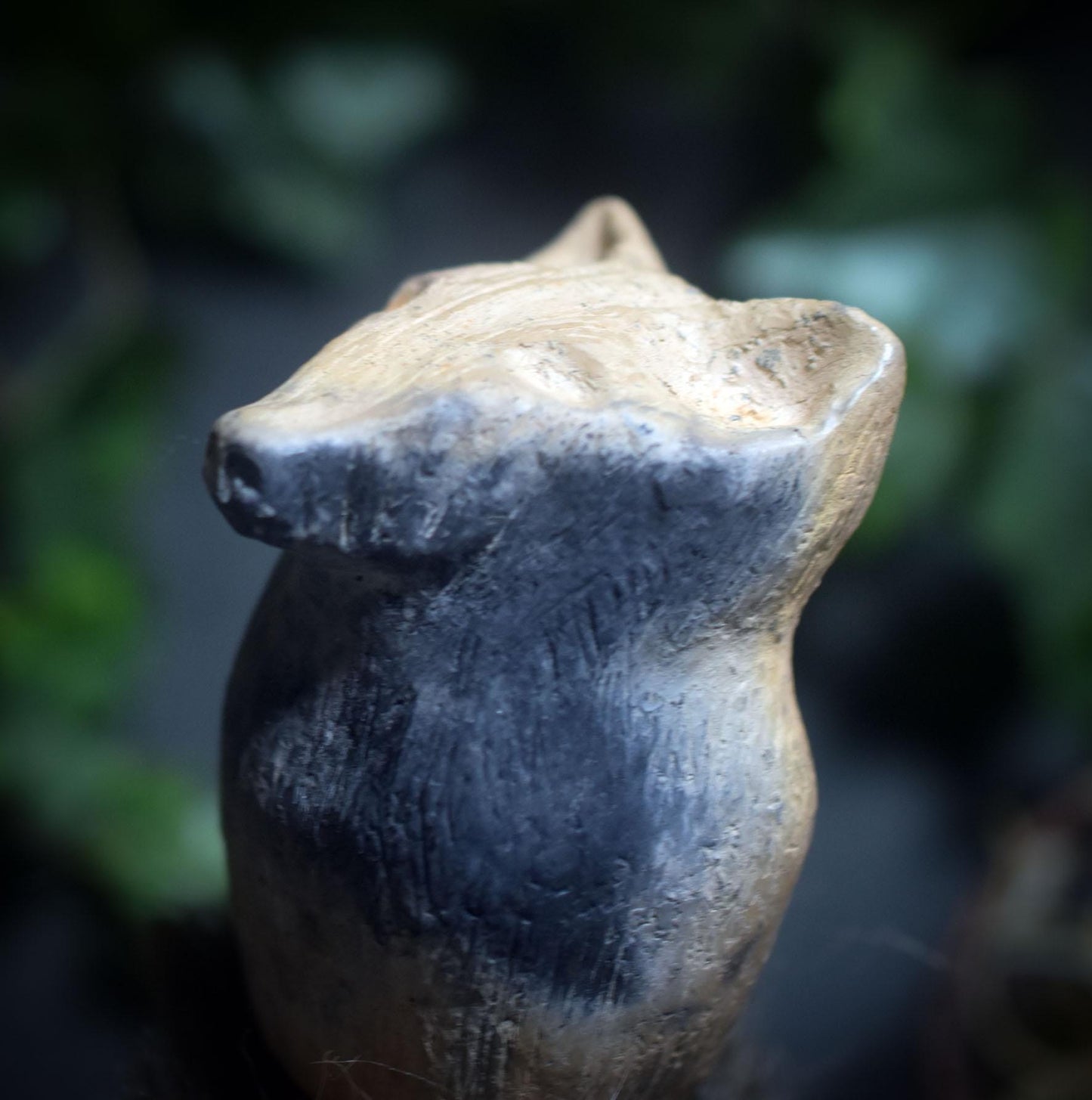 Ritualstab „Schutz“ – Wolfskopf aus Ton mit Obsidian, Hagstone und Jute - Art.Nr.: RST036