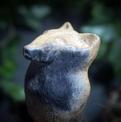 Ritualstab „Schutz“ – Wolfskopf aus Ton mit Obsidian, Hagstone und Jute - Art.Nr.: RST036