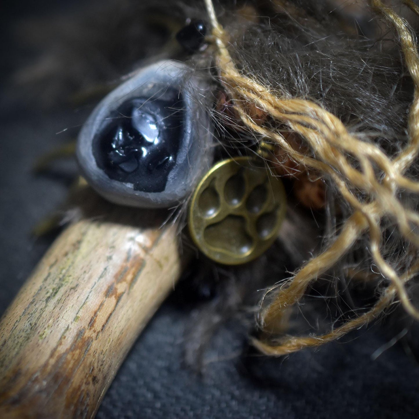 Ritualstab „Schutz“ – Wolfskopf aus Ton mit Obsidian, Hagstone und Jute - Art.Nr.: RST036