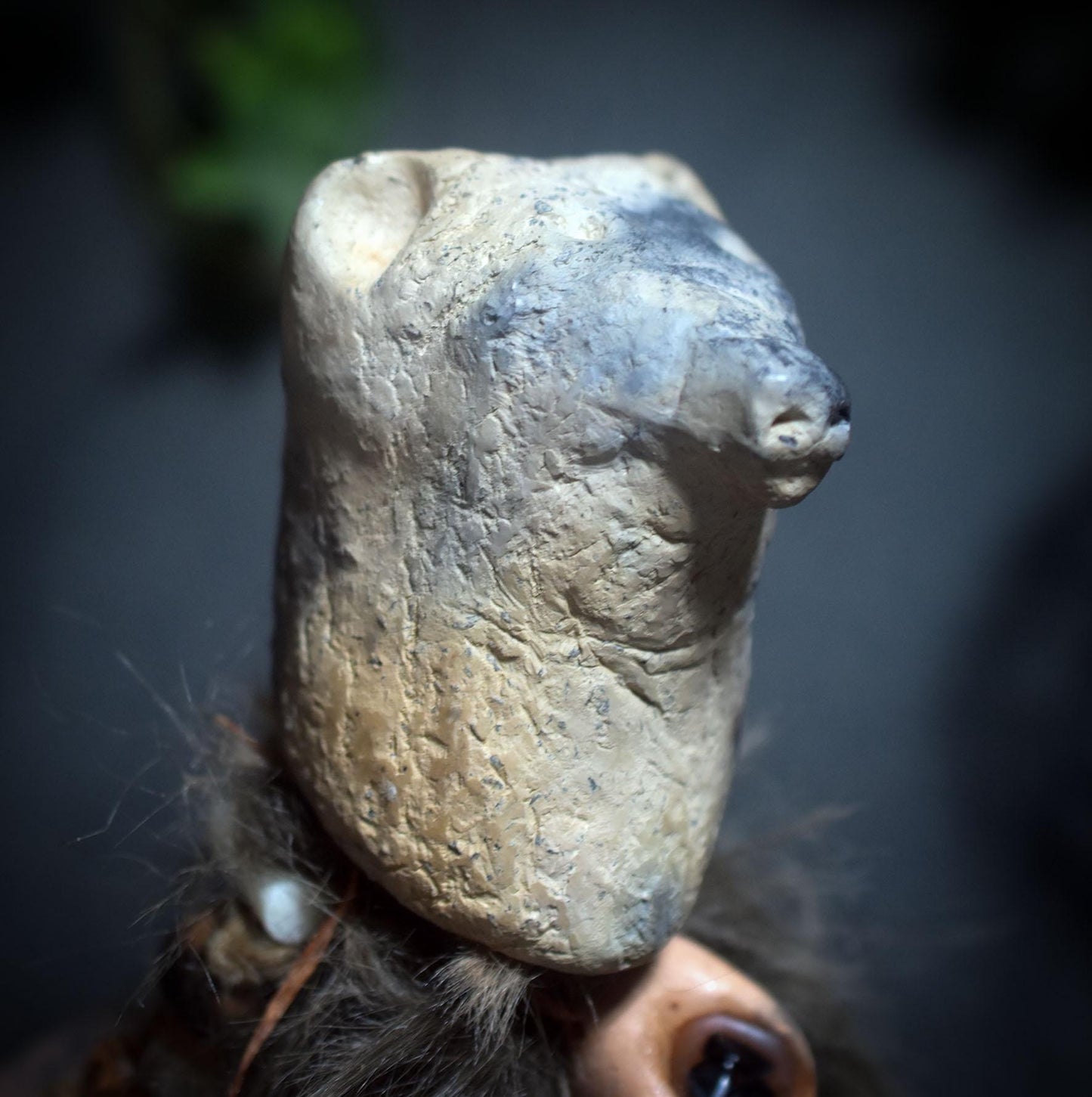 Ritualstab „Schutz“ – Bärenkopf aus Ton mit Obsidian, Stoßzahn und Kunstfell - Art.Nr.: RST037