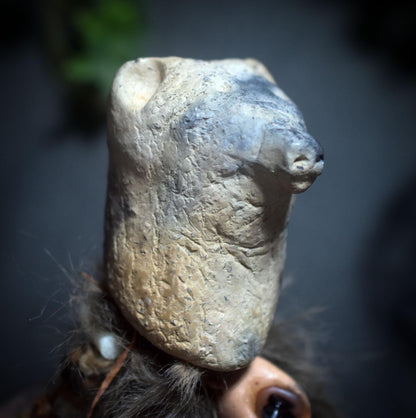 Ritualstab „Schutz“ – Bärenkopf aus Ton mit Obsidian, Stoßzahn und Kunstfell - Art.Nr.: RST037