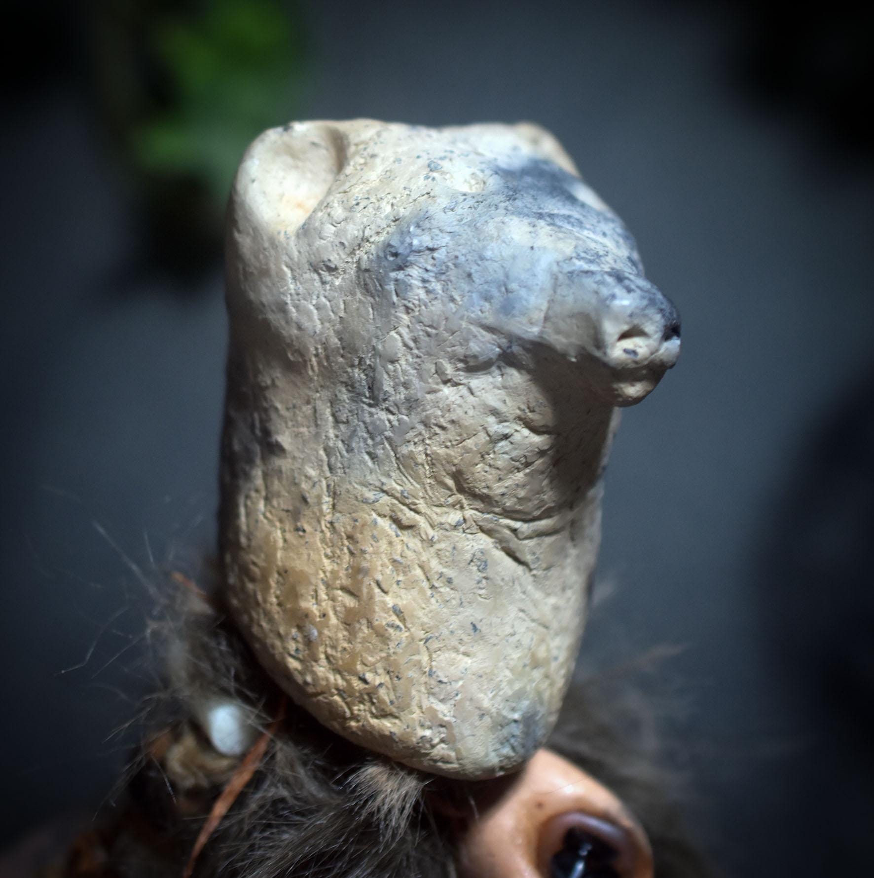 Ritualstab „Schutz“ – Bärenkopf aus Ton mit Obsidian, Stoßzahn und Kunstfell