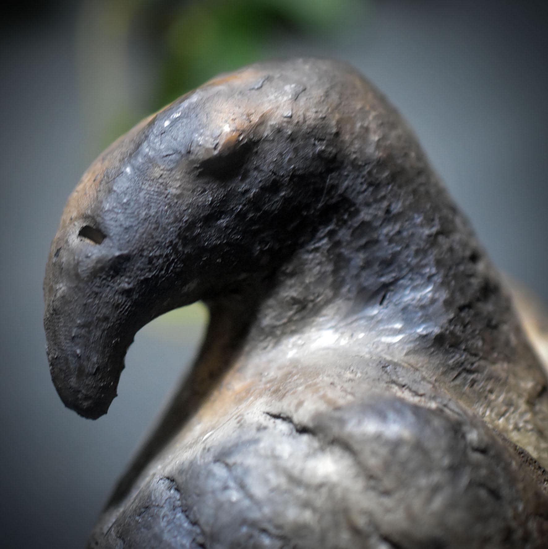 Handgefertigte spirituelle Skulptur im traditionellen Rauchbrand – Krafttier Geier - Art.Nr.: SKU173