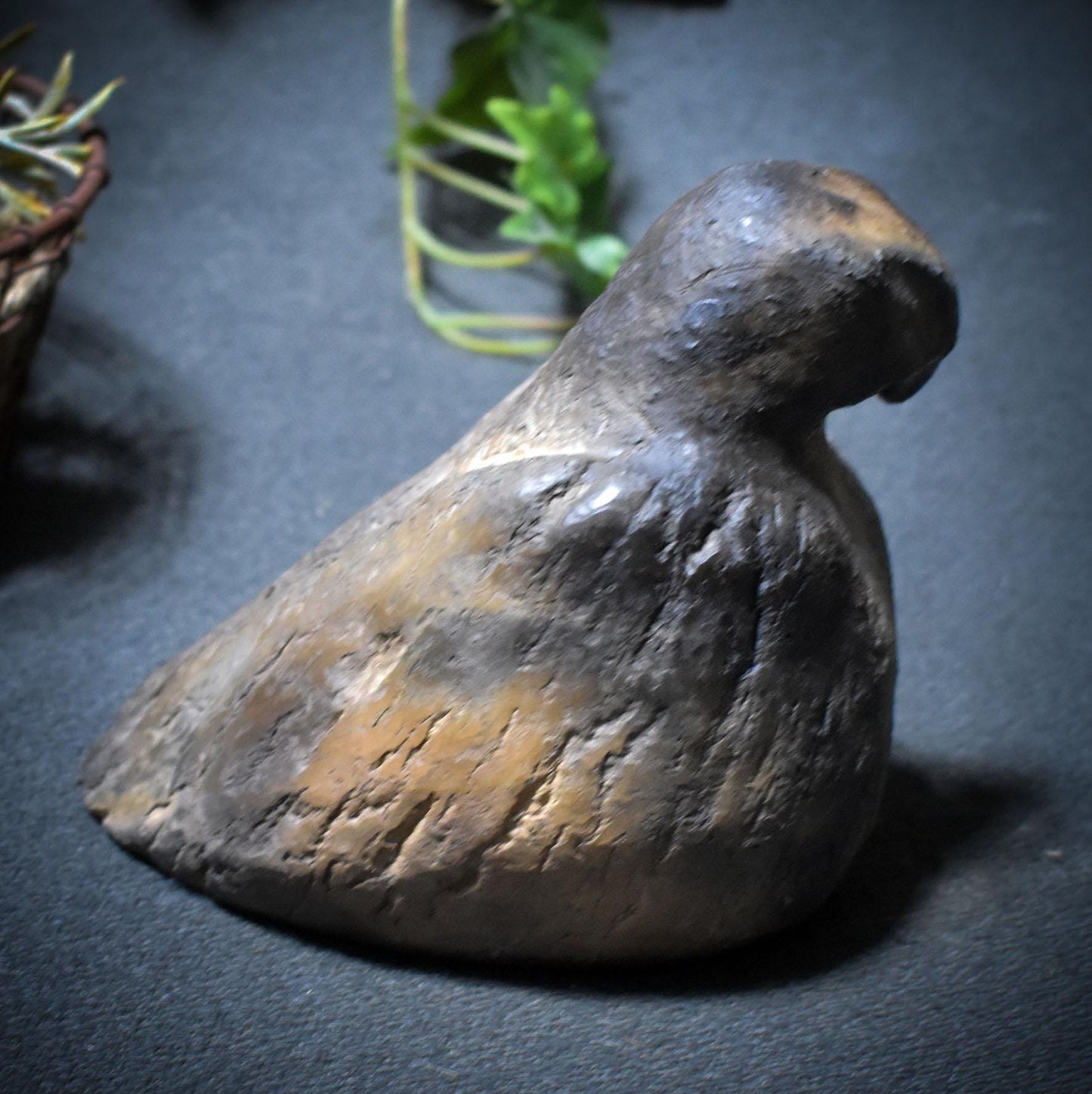 Handgefertigte spirituelle Skulptur im traditionellen Rauchbrand – Krafttier Geier - Art.Nr.: SKU173