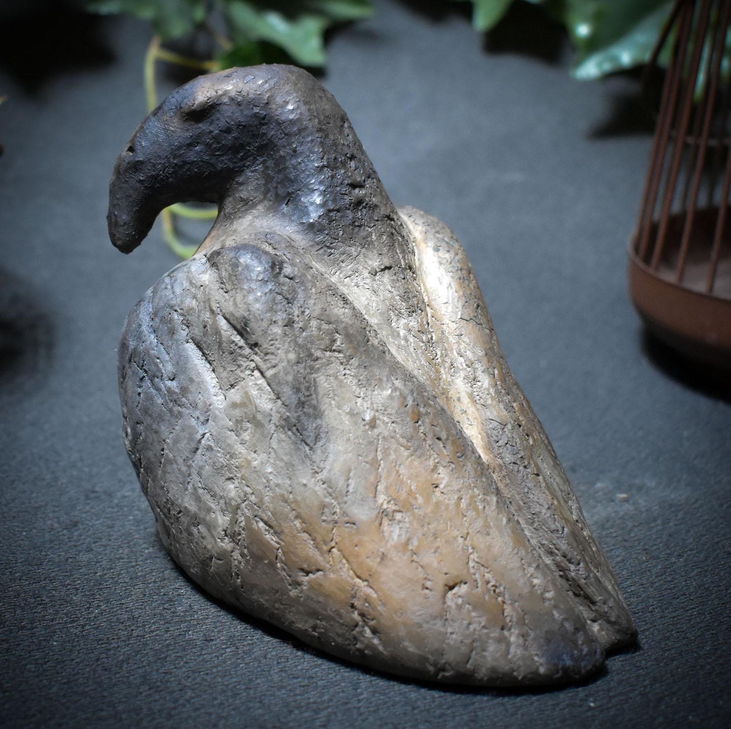 Handgefertigte spirituelle Skulptur im traditionellen Rauchbrand – Krafttier Geier - Art.Nr.: SKU173