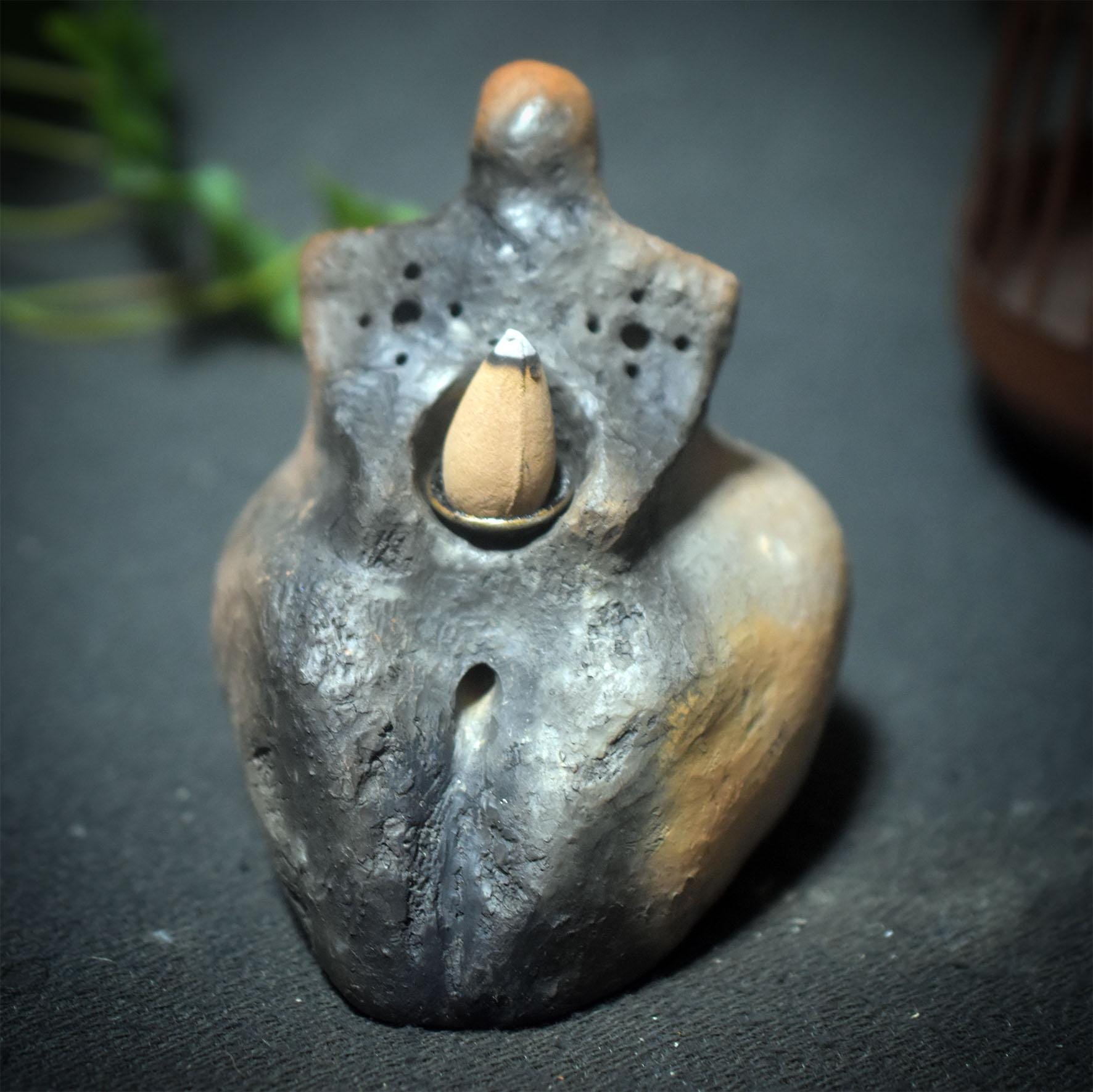 Rauchbrand Göttinnen Skulptur – Matriarchale Figur & Rückfluss-Räucherkegelhalter